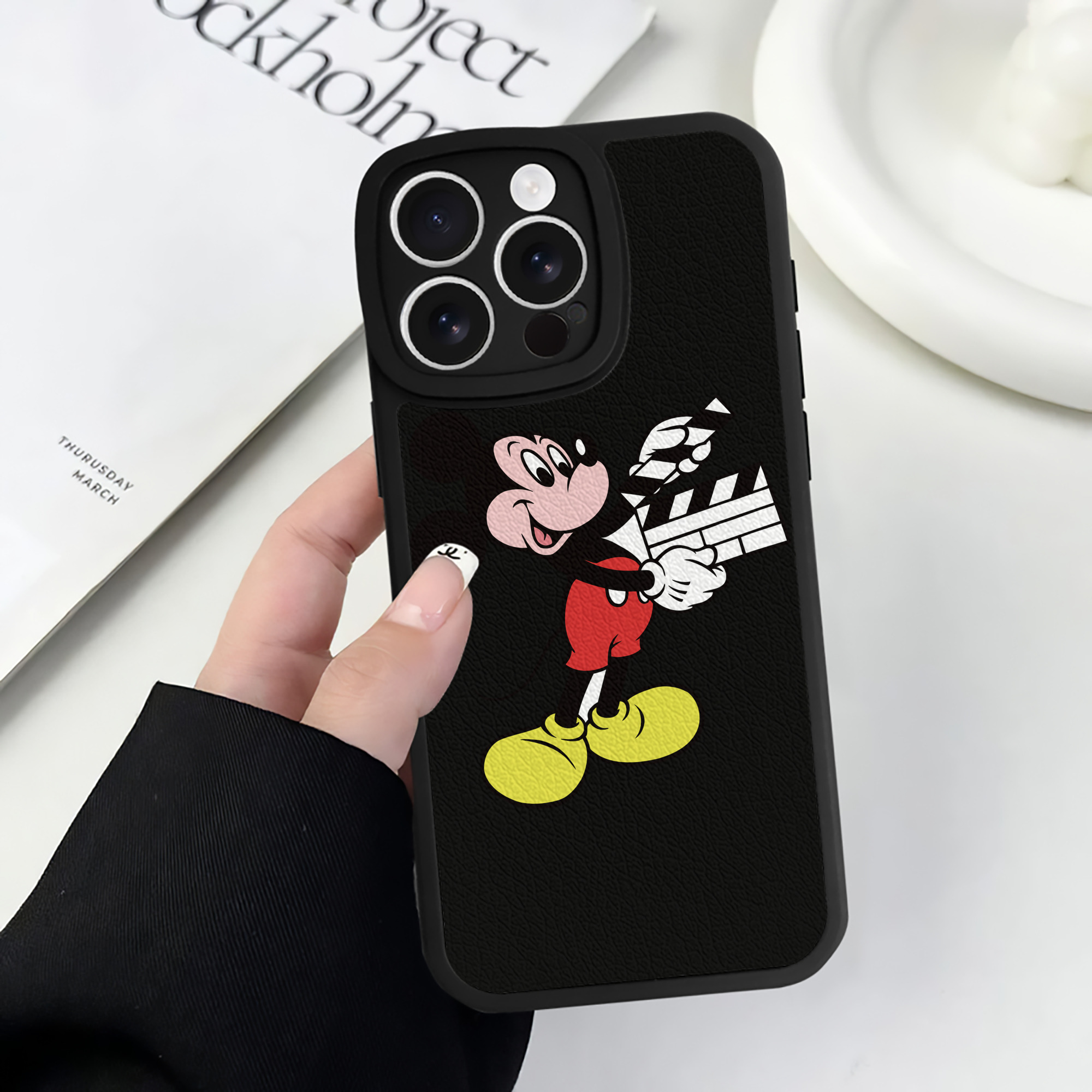 （画像用） ミッキーマウス Mickey Mouse 【iPhone 16シリーズ対応】シリコンスマホケース（レザー調） 材質：シリコン
